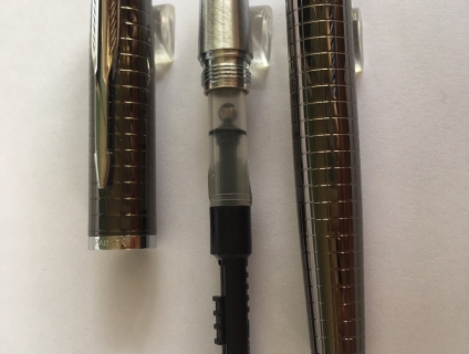 Mình cần bán cây viết máy Parker IM ! Chất liệu vỏ thép ko gỉ thân kẻ