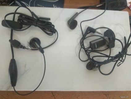 có 2 cái tai nghe Nokia hàng sưu tầm mới keng