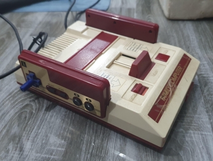 Máy Famicom cổ zin còn box và hóa đơn mua hàng 1983
