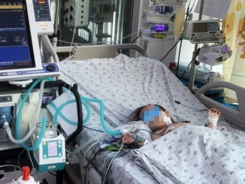 TPHCM: Bé gái 21 tháng té ụp đầu vào xô nước nguy kịch