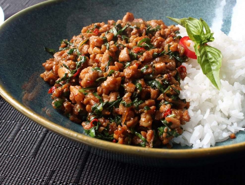 Thưởng thức món ăn truyền thống Pad Kra Pao đầy hấp dẫn