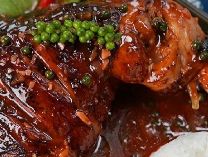 2 cách nướng gà bằng lò vi sóng giòn rụm tại nhà với Cơm gà Singapore