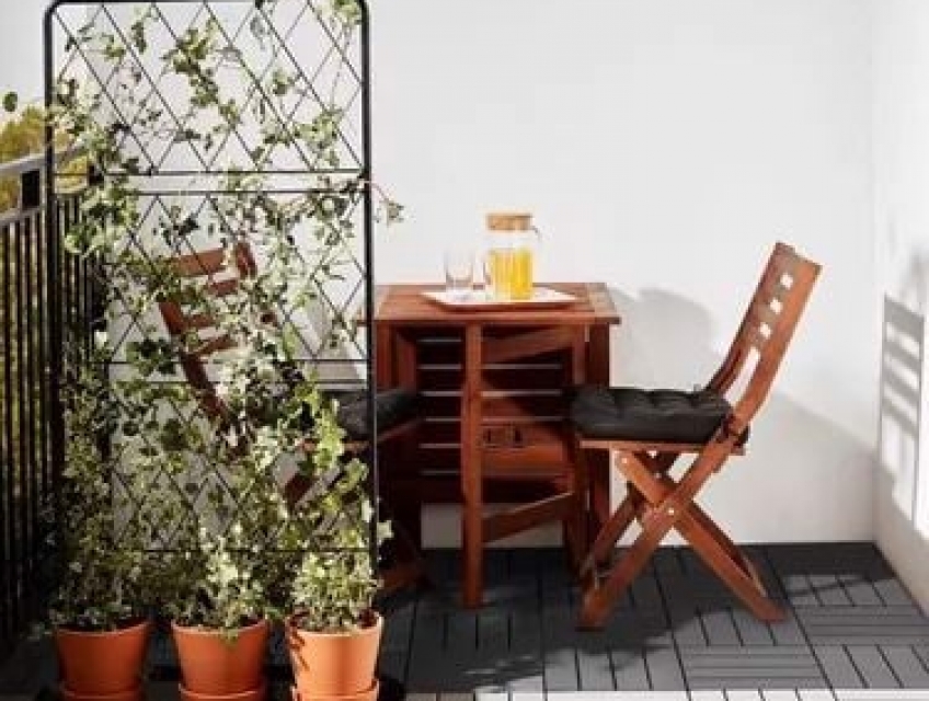 Vách ngăn làm bằng sắt nghệ thuật kết hợp với hoa