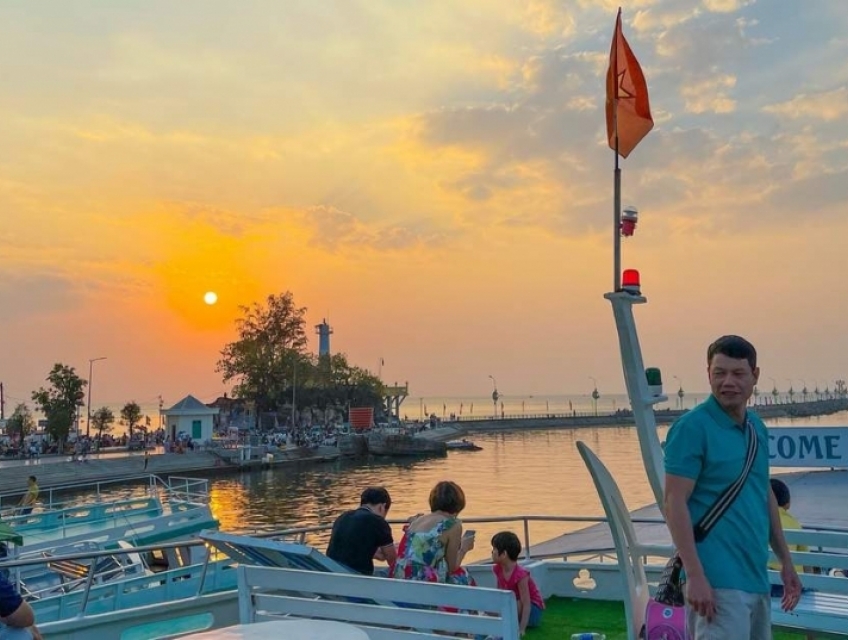 NGẮM HOÀNG HÔN VÀ CÂU MỰC BAN ĐÊM