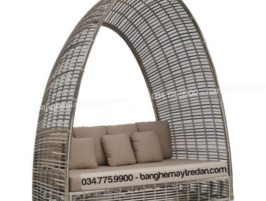 Bàn ghế ngoài trời có mái che để chụp hình "sống ảo"