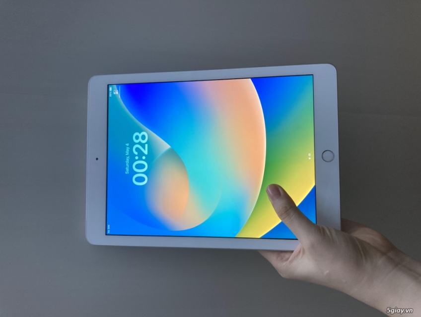 iPad Gen 5 32GB 4G pin 9x likenew 99% Bảo Hành 1 đổi 1