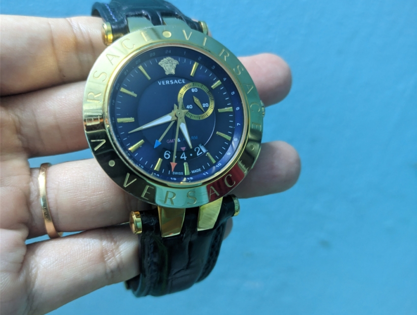 Giao lưu đồng hồ Versace V-race