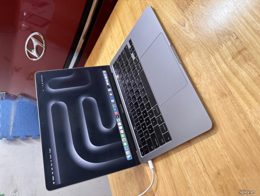 MacBook Pro Touch Bar 13” i5 2020  512GB chip T2