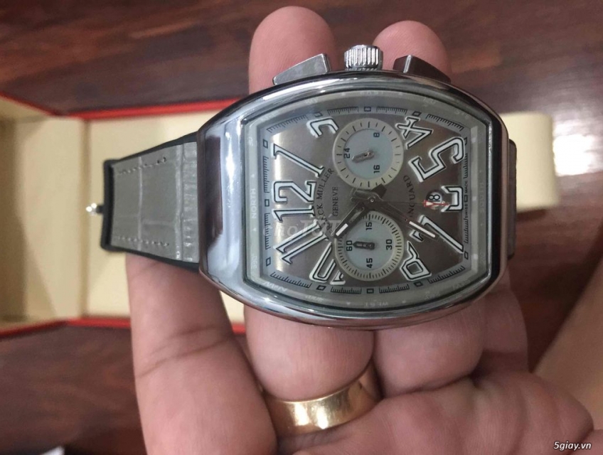 Kẹt tiền cần bán đồng hồ như hình