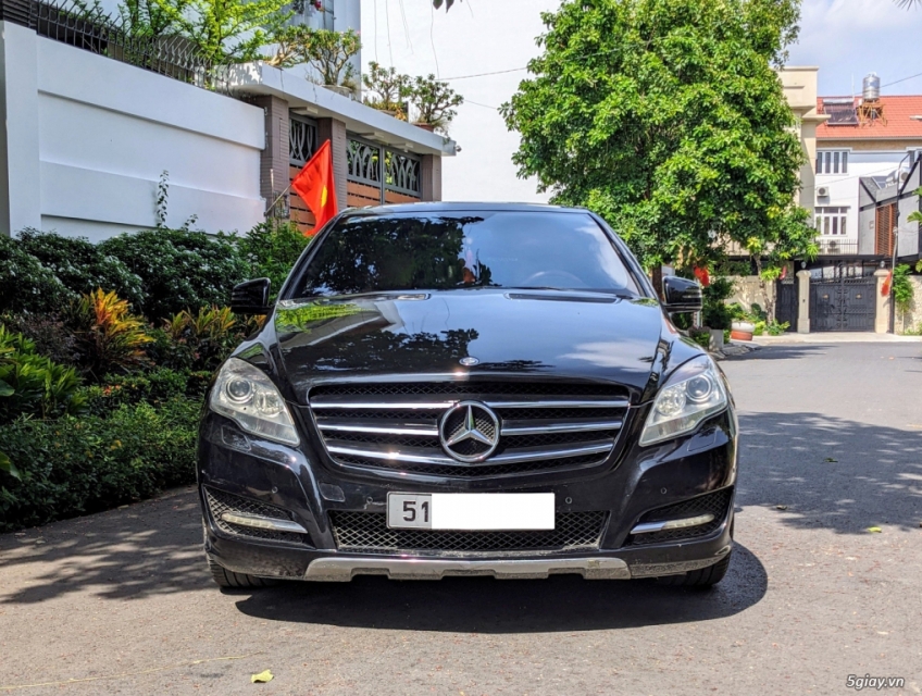 Bán xe Mercedes Benz R300 2011, sốtự động, màu đen.