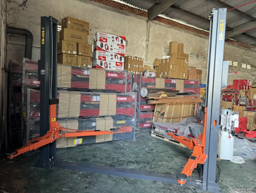 Có nên dùng cầu nâng ô tô 2 trụ dưới cho gara