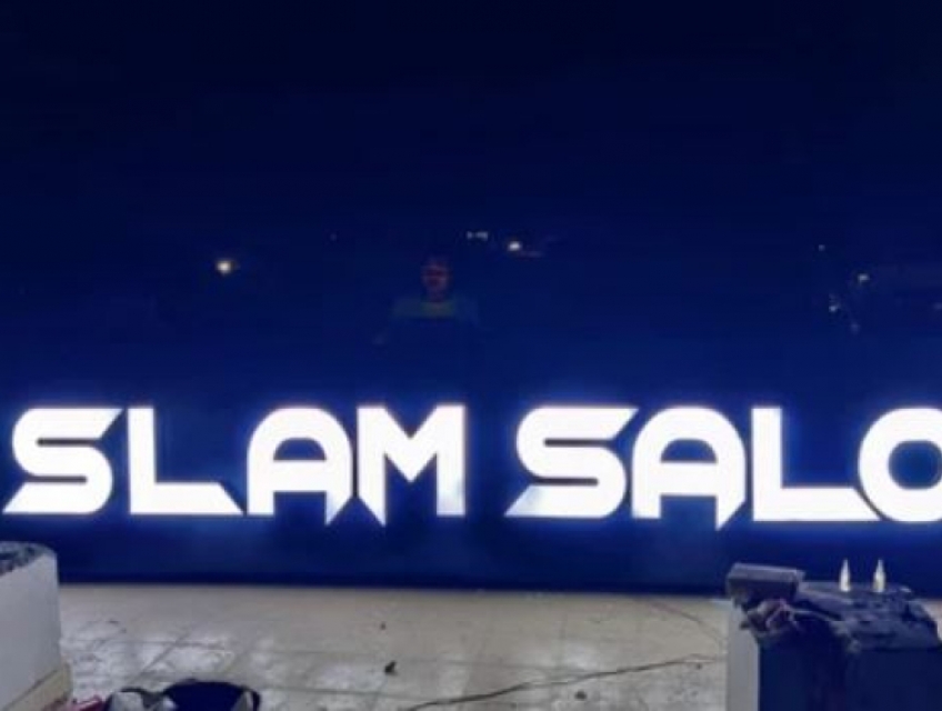 Biển hiệu chữ mica có đèn LED sáng bừng mặt tiền cửa hàng