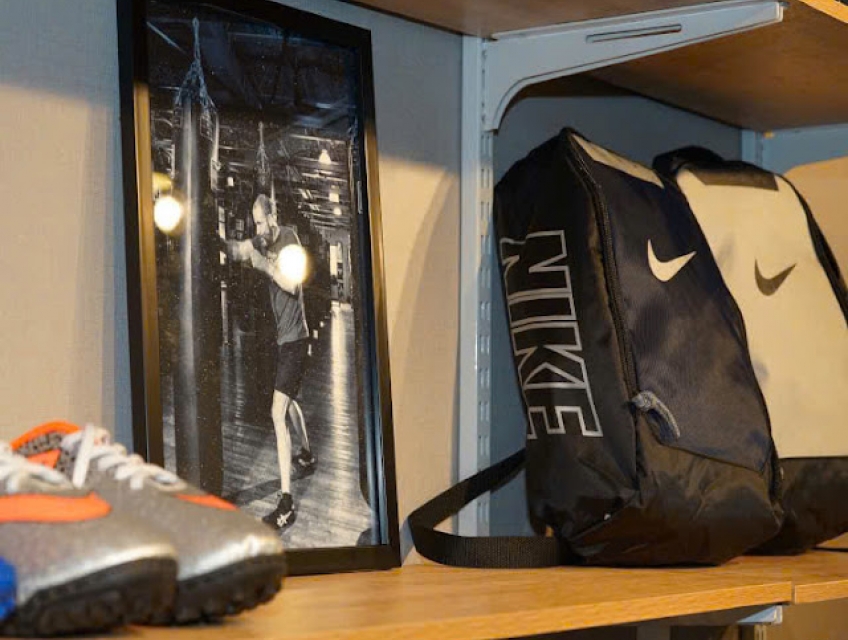 TỦ ĐỒ NAM "CHUẨN PHONG CÁCH" VỚI BỘ KỆ THANH RAY AMD