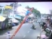 Ngã Cột Điện Trúng Người Đi Đường