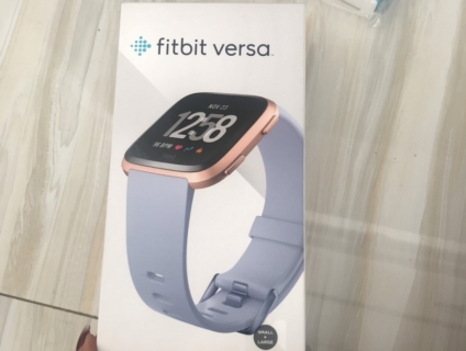 Fitbit Versa new seal USA, kèm 3 dây phụ kiện, giá bèo.!