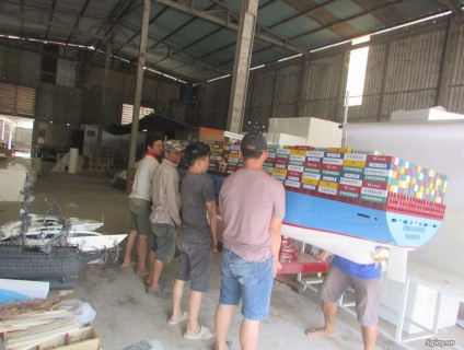 Thuyền Container 400cm (www.thuyengovn.com)