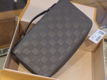 Thanh lý vài Ví và Clutch cầm tay LV đời mới