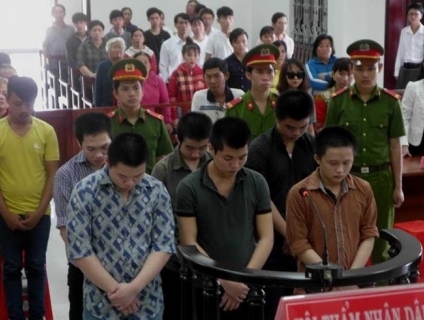 Chở bạn gái té chết, 10 người truy đuổi bị tội