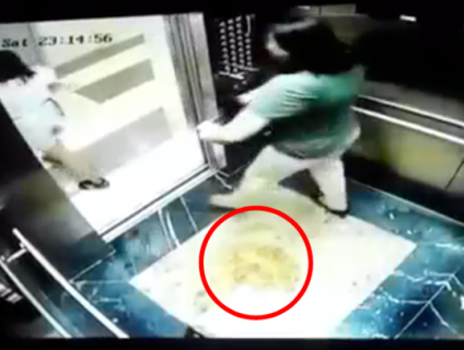 2 nữ khách che camera để 'tè' trong thang máy chung cư