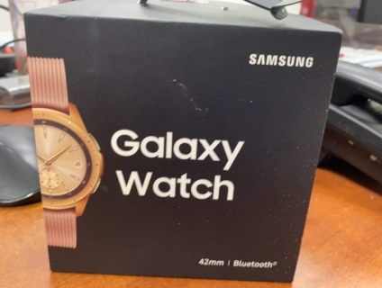 Cần bán samsung galaxy watch gold 42mm giá tốt.