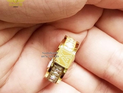 Nhẫn tay titan bảng to viền đá mặt LV