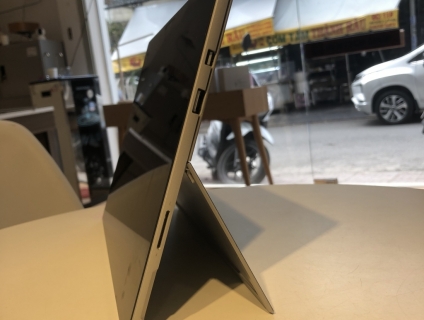 SURFACE PRO 5 I5/8/256 LIKE NEW