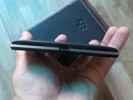 cần bán blackberry passport còn cực đẹp , nguyên zin , đẳng cấp doanh