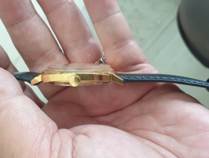 Dong ho len day Thuy sy lac-ke vang