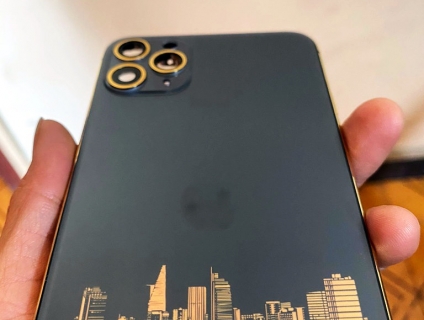 Lưng Kính IPhone Khắc họa Tiết Khảm Vàng