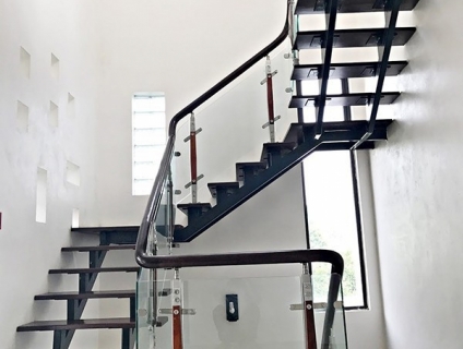 Chuyên nhận làm cửa sắt, cầu thang, gác lửng sắt giá rẻ tại nhà HCM