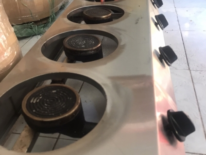 Cần thanh lý bếp ga inox có 6 bếp. đầy đủ phụ kiên