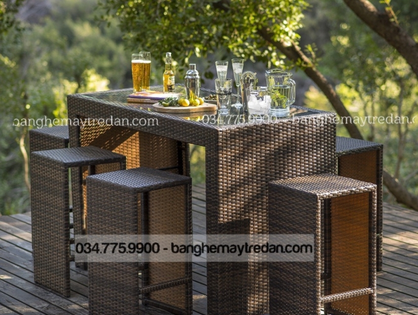 Tạo điểm nhấn ngoài trời đặc biệt với bàn ghế quầy bar nhựa giả mây