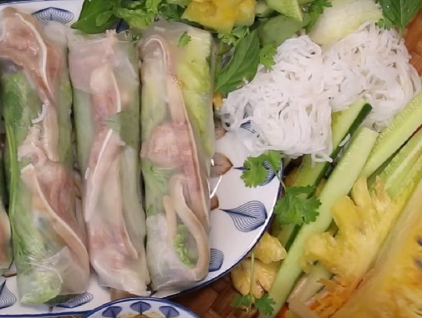 Cùng Buffet hải sản Hải Phòng làm món gỏi cuốn tai heo ăn siêu cuốn