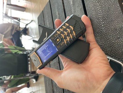 Cần bán Em Vertu Sinature S main zin vỏ chế tác mix gold lưng đá