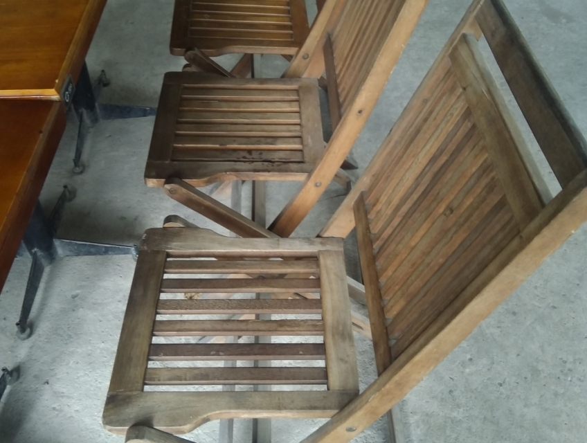 Bàn ghế gỗ tốt đang dùng