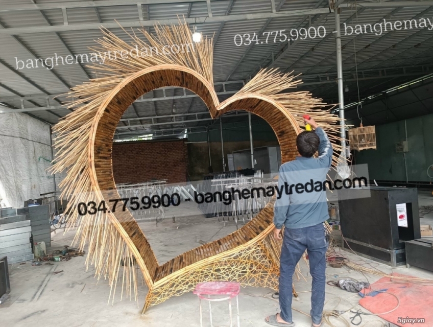 Ghế mây tre đan chụp ảnh hình trái tim