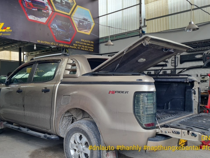 Thanh lý nắp thùng thấp Ford Ranger cũ màu vàng cát tại Sài Gòn