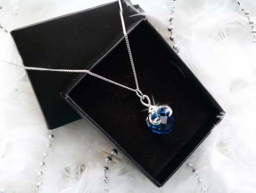 Trang Sức Hợp Kim Là Gì? Khám Phá Vẻ Đẹp Và Sự Bền Vững