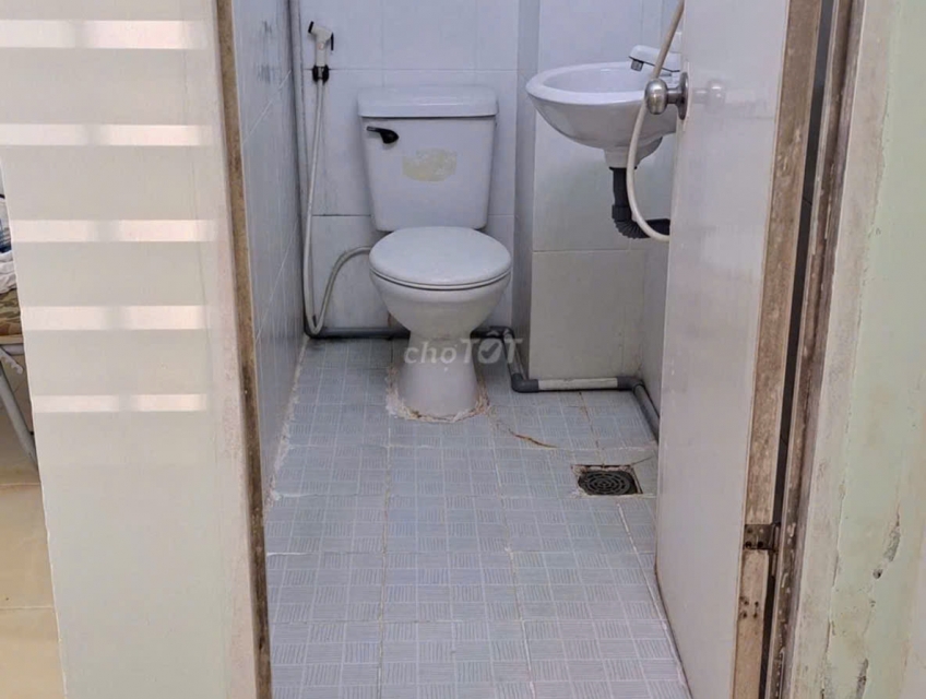 Cho thuê phòng trọ Q10, giá 2tr6, vào ở luôn: