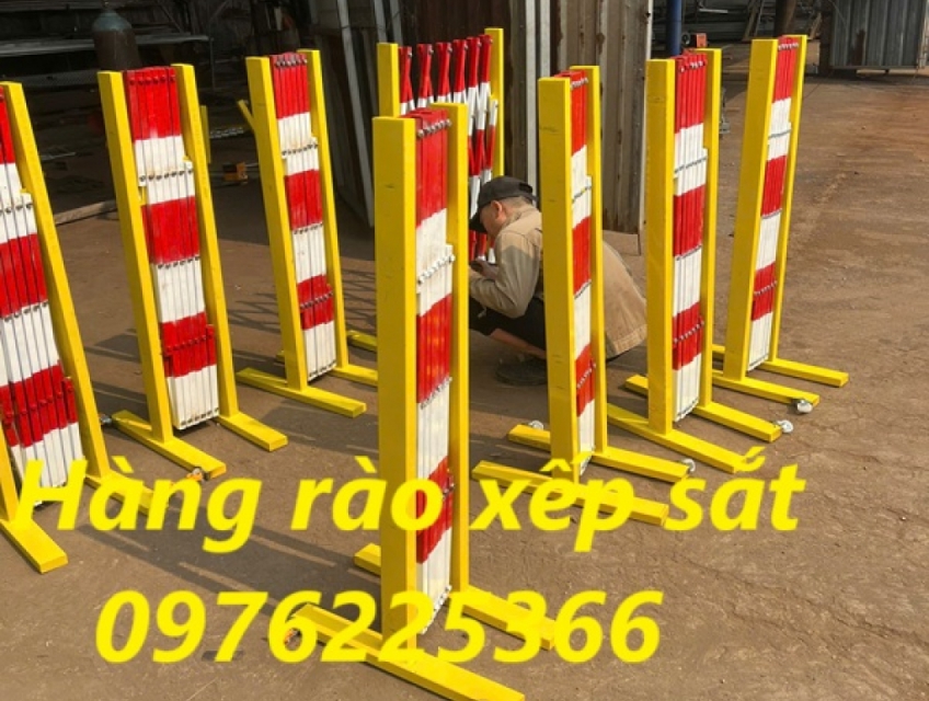 Giá hàng rào xếp sắt kéo tay di động
