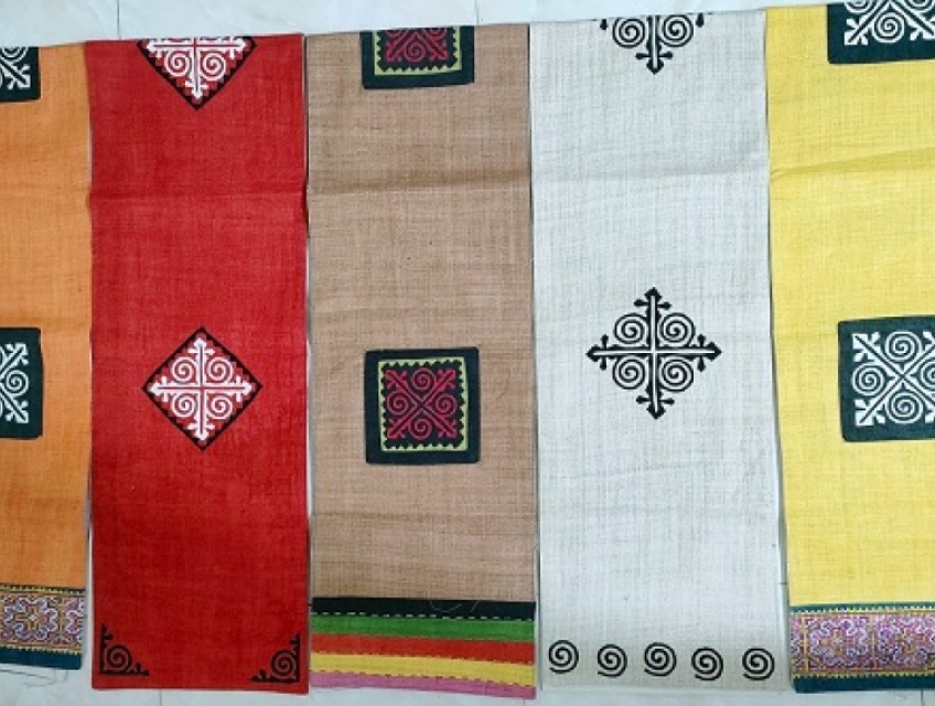 Khăn trải bàn bằng thổ cẩm của dân tộc thiểu số Việt Nam