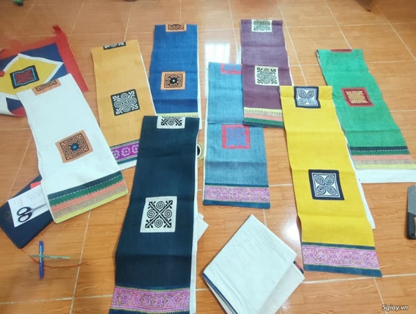 Đặt khăn trải bàn thổ cẩm theo yêu cầu riêng