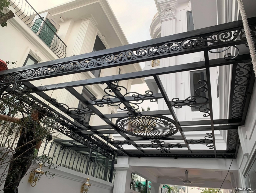 Gia công mái kính khung sắt – giải pháp che chắn hiện đại cho mọi công