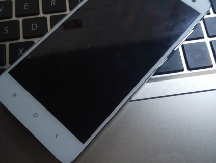 Cần bán gấp xác Xiaomi mi 4 hư nguồn