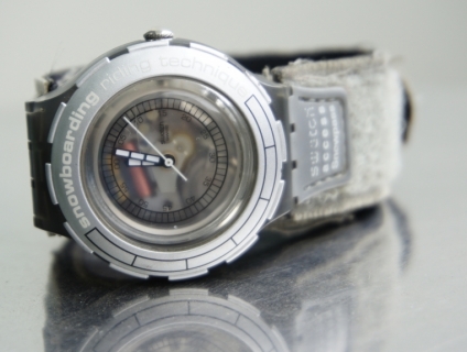 Đồng hồ Swatch Snowpass và Dunlop Phoenix - Swiss