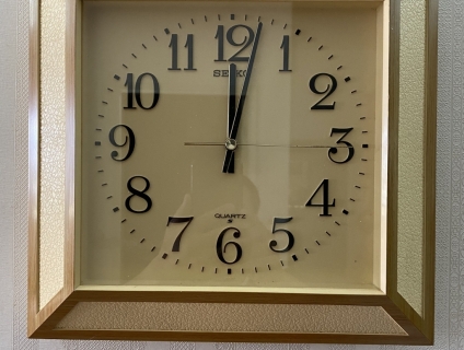 Đồng hồ Seiko 12 số nổi ,màu vàng đồng cực sang