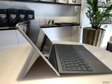 Dạ em có máy SURFACE PRO 6 DÙNG LƯỚT 99% I5/8GB/SSD256