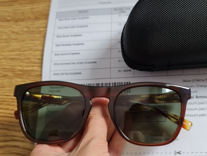 Kính new form vuông chính hãng săn sales tại Anh chống 100%UV có bill