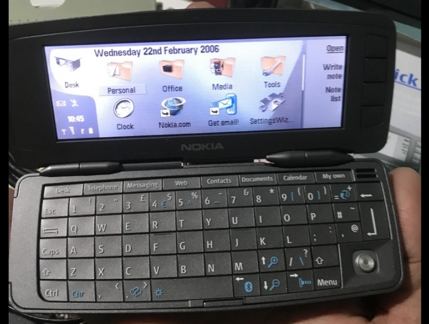 Bán Nokia 9300i zin và còn sách + cáp + sạc ,...zin theo luôn