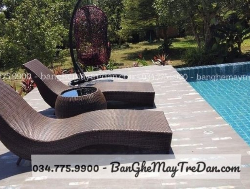 Giường nằm tắm nắng hồ bơi